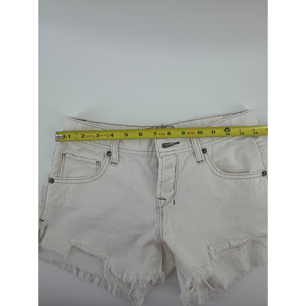 Free People Cream Denim Cutoff Shorts Size 24 Distressed Raw Hem Boho Festival - Picture 7 of 9